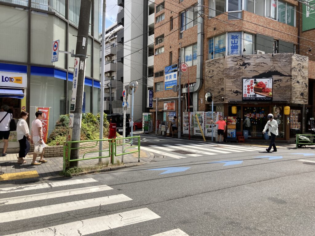 中落ち100円の居酒屋まぐろんち西荻窪店さんの方に渡りつつ左に曲がります。