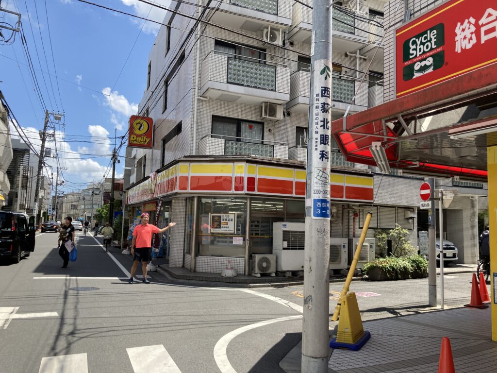 真っ直ぐ進んでいくとデイリーヤマザキ 西荻南店さんが見えます。